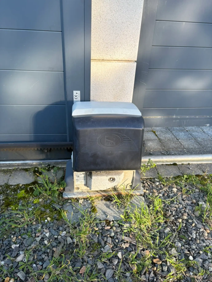 Ancien moteur CAME BX74 en panne avant remplacement